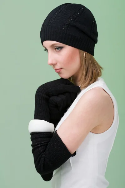 Prendas de punto. mujer joven con gorra de invierno — Foto de Stock