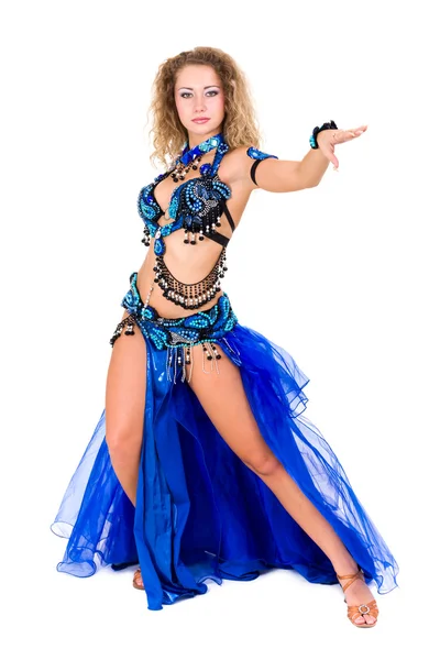 Atraktivní břišní tanečnice oblečené v modrém kostýmu, tanec — Stock fotografie