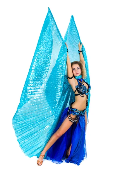 Приваблива танцівниця живота, одягнена в синій костюм — стокове фото