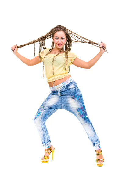 Jonge vrouw met dreadlocks permanent — Stockfoto