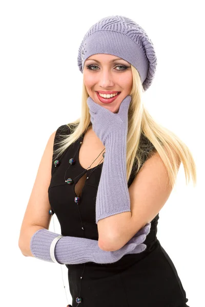 Mladá usměvavá žena nosí čepice zimní — Stock fotografie