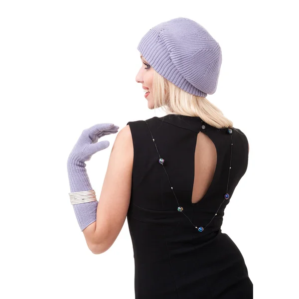 Mladá žena nosí čepice zimní — Stock fotografie