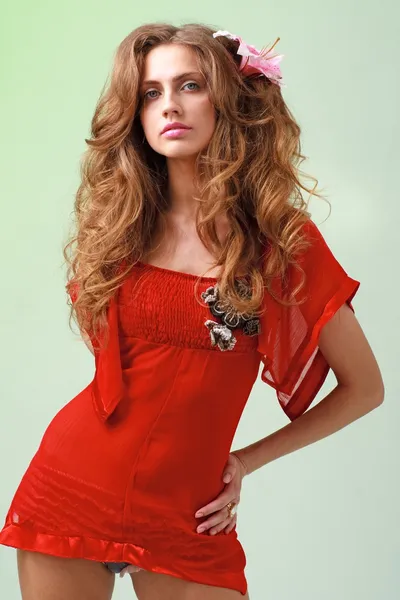 Bella giovane donna in breve vestito rosso — Foto Stock