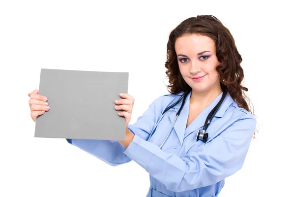 Jeune femme médecin tenant un blanc — Photo