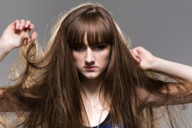 bir genç kadın. barış işareti