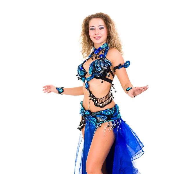 Atractiva bailarina del vientre vestida con un traje azul bailando —  Fotos de Stock