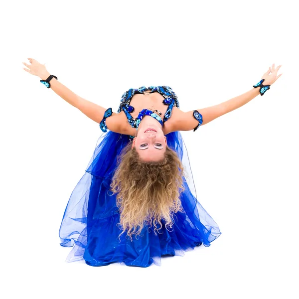 Attraente ballerina ventre vestito in un costume blu danza — Foto Stock