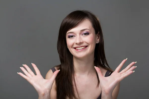 Amigável sorridente jovem mulher retrato — Fotografia de Stock