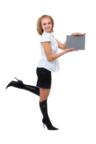 Joven mujer de negocios mostrando letrero en blanco — Foto de Stock