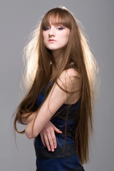 Jonge vrouw met mooie haren in achtergrondverlichting — Stockfoto