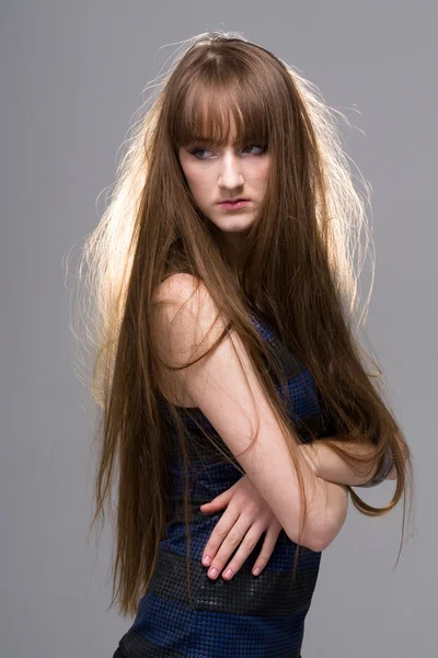 Mujer joven con hermoso cabello en contraluz —  Fotos de Stock