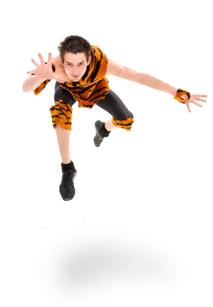 Dziki człowiek sobie skórę tygrysa, skoki — Zdjęcie stockowe