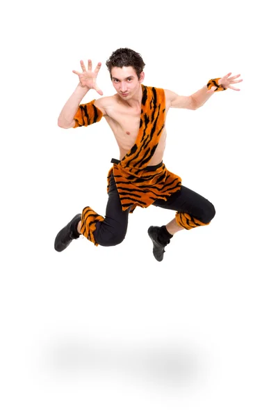 Vilda man klädd i en tiger hud hoppning — Stockfoto