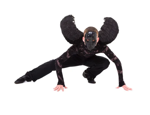 Černý anděl s křídly pózuje — Stock fotografie