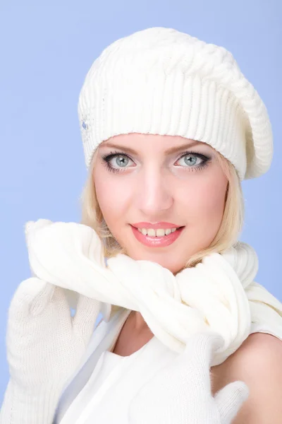 Strickwaren. Frau mit Wintermütze und Handschuhen in Nahaufnahme — Stockfoto