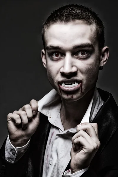 Retrato dramático oscuro de un joven vampiro — Foto de Stock