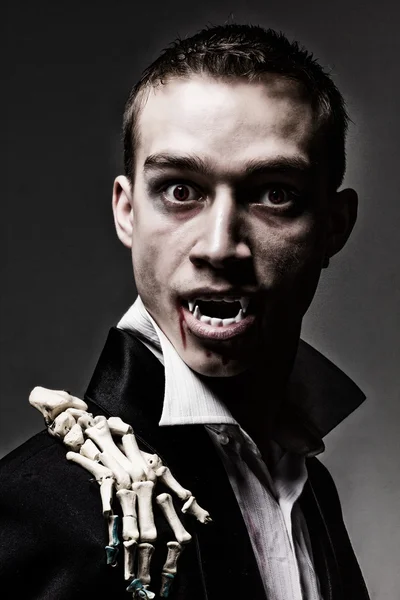 Scuro ritratto drammatico di un giovane vampiro — Foto Stock