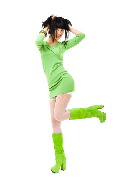 Χαμογελαστή γυναίκα φοράει ένα πράσινο φόρεμα και το πράσινο παπούτσια σε μια απομονωμένη — Φωτογραφία Αρχείου