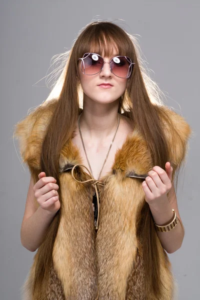 キツネの毛皮を着ている女性 — ストック写真