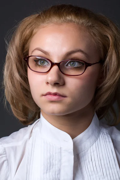 Jonge vrouw brildragende — Stockfoto