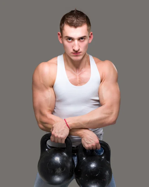 Hombre haciendo ejercicio de entrenamiento con pesas ejercicio físico —  Fotos de Stock