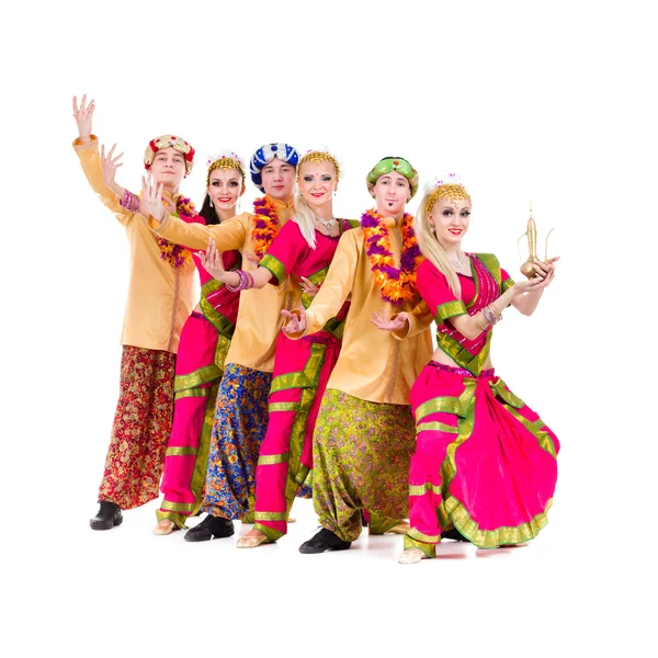 Dançarinos vestidos com trajes indianos posando — Fotografia de Stock