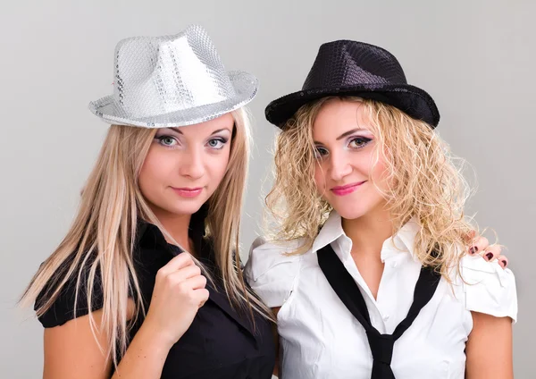 Twee jonge vrouwen gekleed voor een partij — Stockfoto