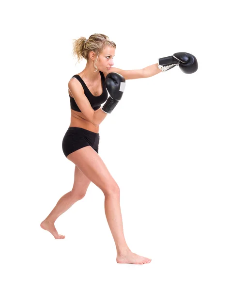 व्यायामशाळेत बॉक्सिंग हातमोजे असलेली तरुण स्त्री — स्टॉक फोटो, इमेज