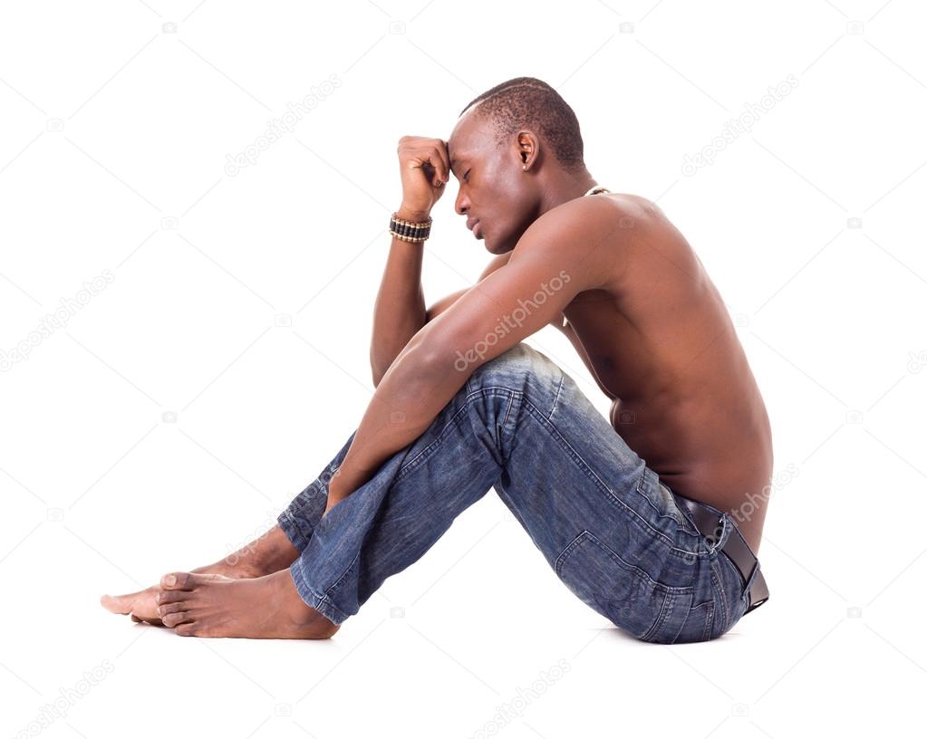 a souligné africain homme assis avec la main sur la tête — Photographie
