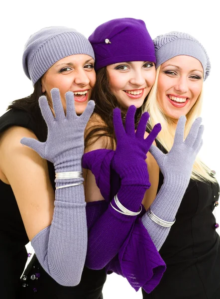 Drei Frauen mit weißer Strickmütze und Fäustlingen — Stockfoto