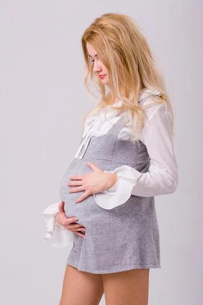 Roztomilý těhotná žena v moderní šaty — Stock fotografie