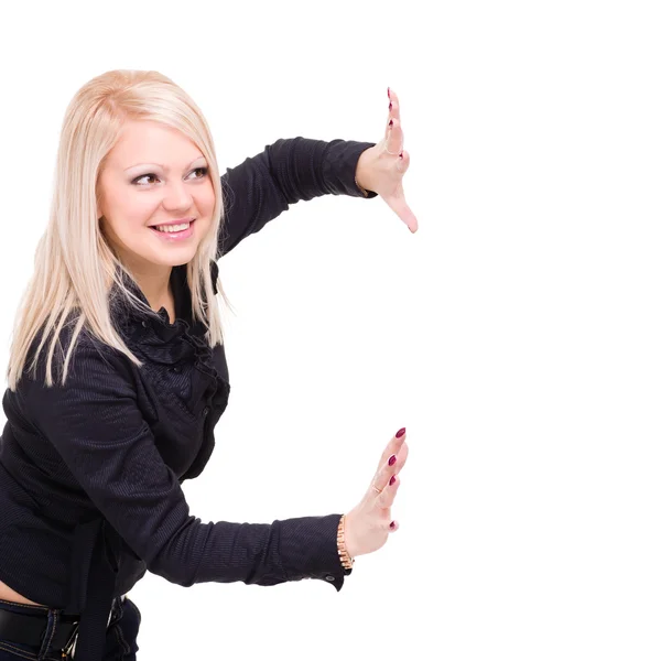 Lächelnde junge Frau hält etwas Abstraktes in der Hand — Stockfoto