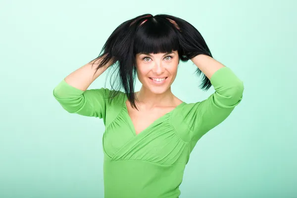 Mujer sonriente sobre fondo verde — Foto de Stock