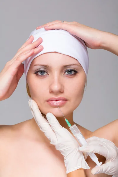 Kosmetické injekcí do velmi ženské tváře. — Stock fotografie