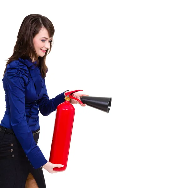 Joven empresaria usando un extintor de incendios — Foto de Stock