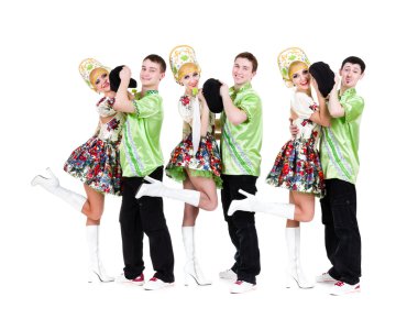 Halk Ukraynalı kostümleri giyen dansçı takım