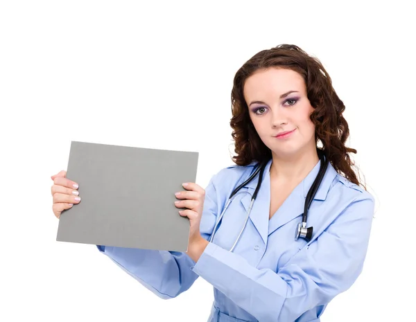 Médico sorridente segurando prancheta em branco — Fotografia de Stock