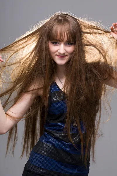 Bella donna con i capelli lunghi dritti — Foto Stock