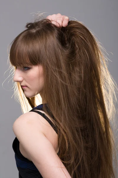 Schöne Frau mit glatten langen Haaren — Stockfoto