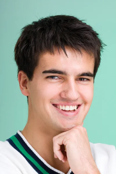 Joven guapo con una sonrisa encantadora —  Fotos de Stock