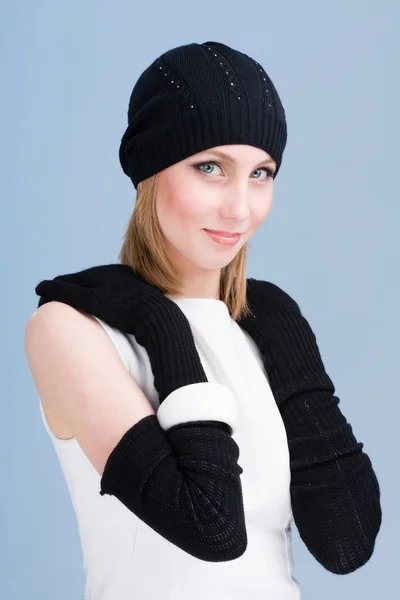 Frau mit Strickmütze und Handschuhen — Stockfoto