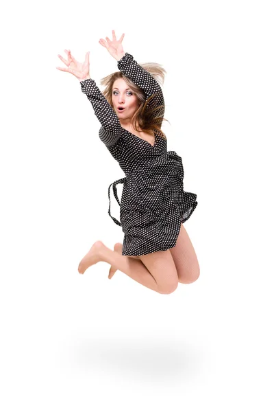Красивая девушка в платье прыгает вверх — стоковое фото