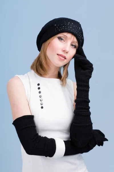 Γυναίκα σε μάλλινα καπέλο και γάντια — Φωτογραφία Αρχείου