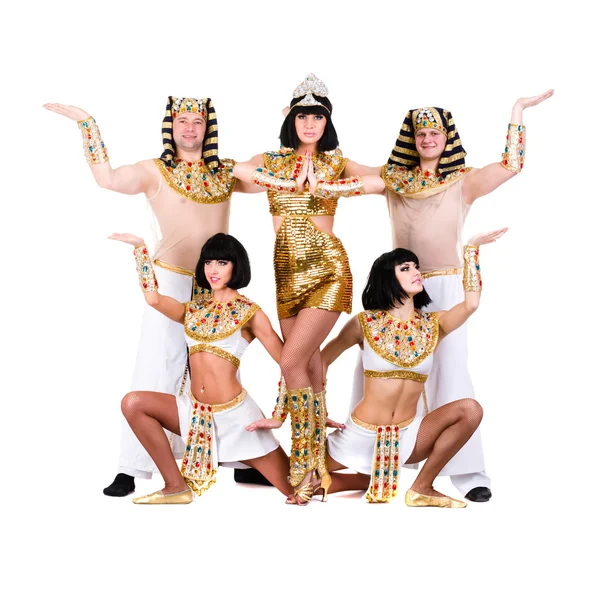 Dansers gekleed in Egyptische kostuums poseren — Stockfoto