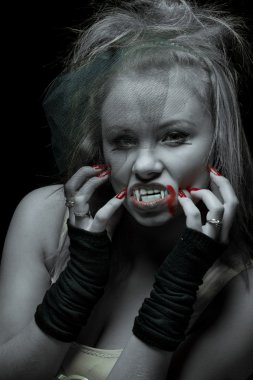 kadın vampir dişleri siyah bir arka plan ile