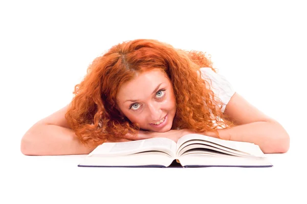 Jovem mulher atraente com o livro deitado — Fotografia de Stock