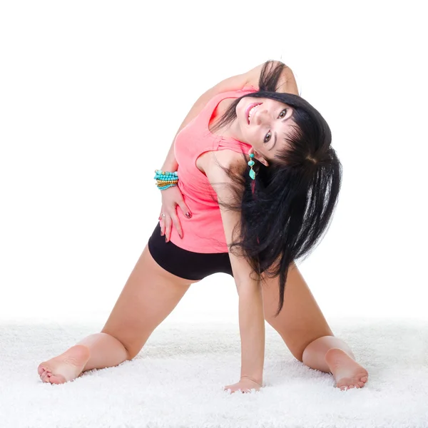 Giovane donna in posa sul pavimento — Foto Stock