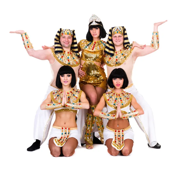 Dançarinos vestidos com trajes egípcios posando — Fotografia de Stock