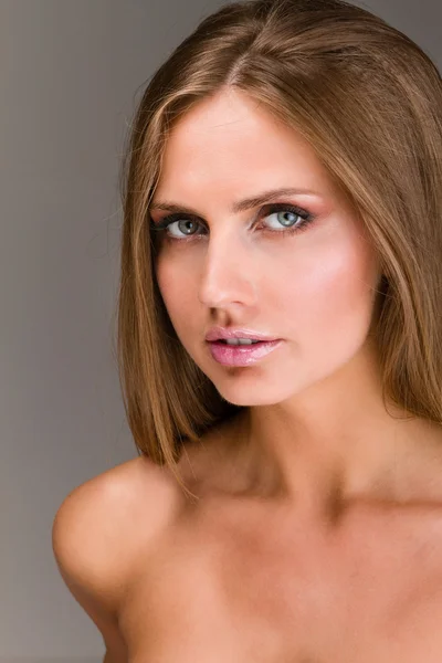 Ritratto della giovane donna con viso di bellezza — Foto Stock