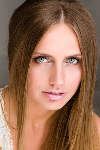 美の顔を持つ若い女性の肖像画 — ストック写真
